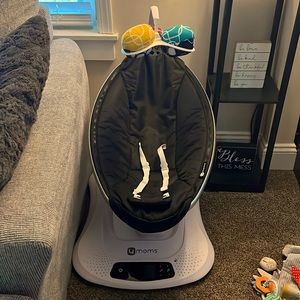 mamaRoo 4 multi-motion baby swing – with strap fastener - Black classic